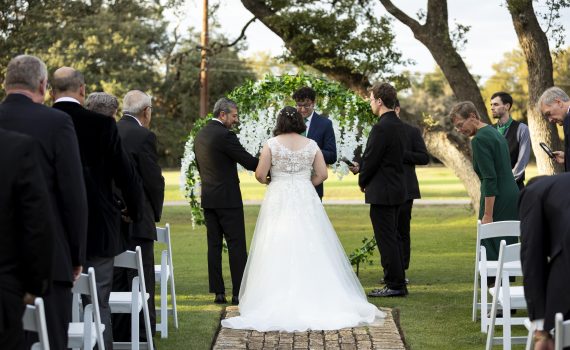 Officiant Roberto Puente